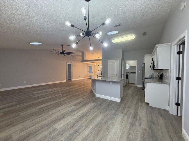 Building Photo - Beautifully updated 3-bedroom, 2-bath home