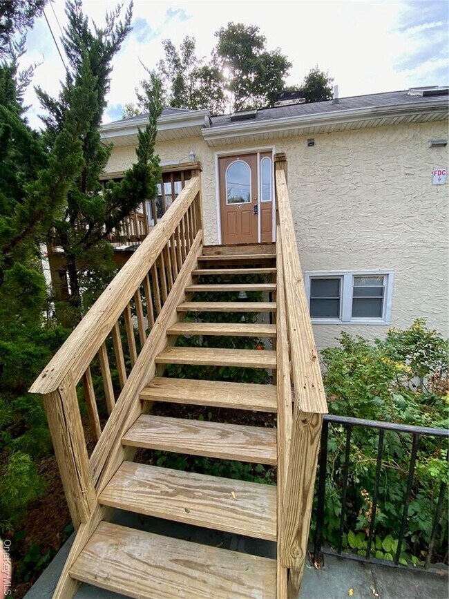 Building Photo - 49 Croton Point Ave