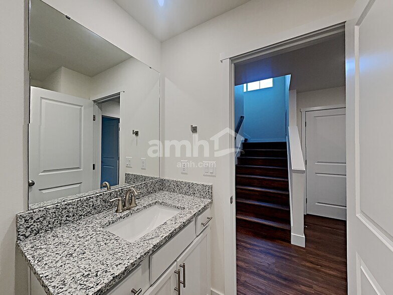 Building Photo - 33030 Lookout Ln