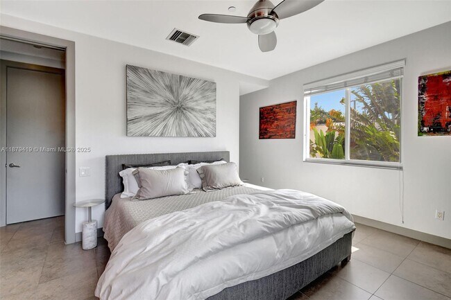 Building Photo - 110 SE 2nd St