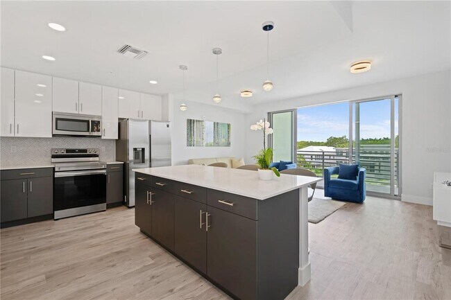 Building Photo - 1709 N Tamiami Trl