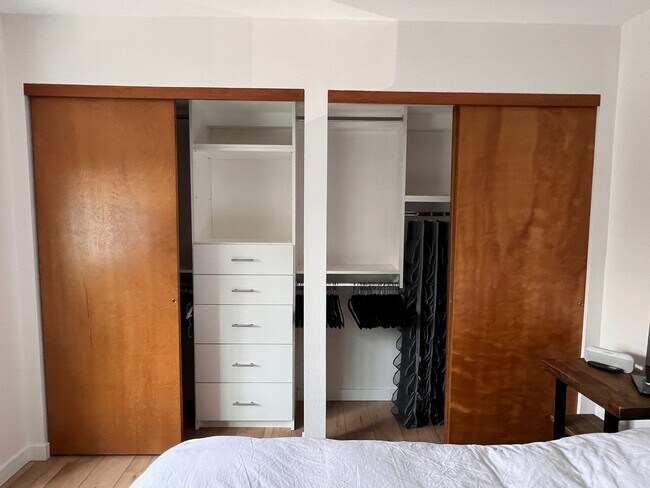 Building Photo - Quiet Downtown Kirkland Condo Available 8/6/26