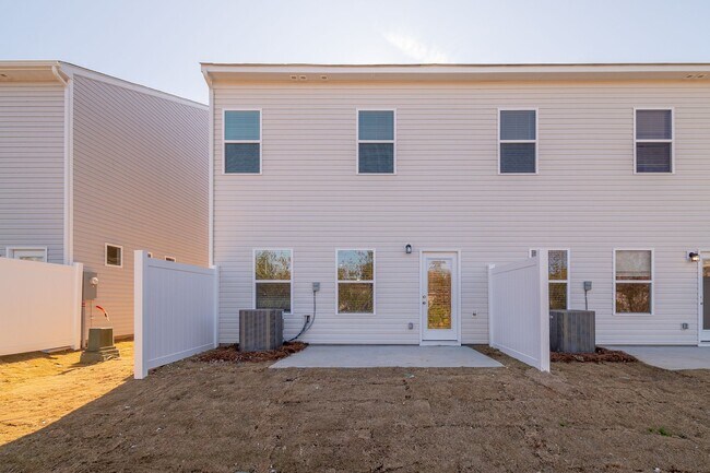 Building Photo - Beautiful Brand New 3 Bedroom 2.5 Bath Townhome in Hickory Glen!