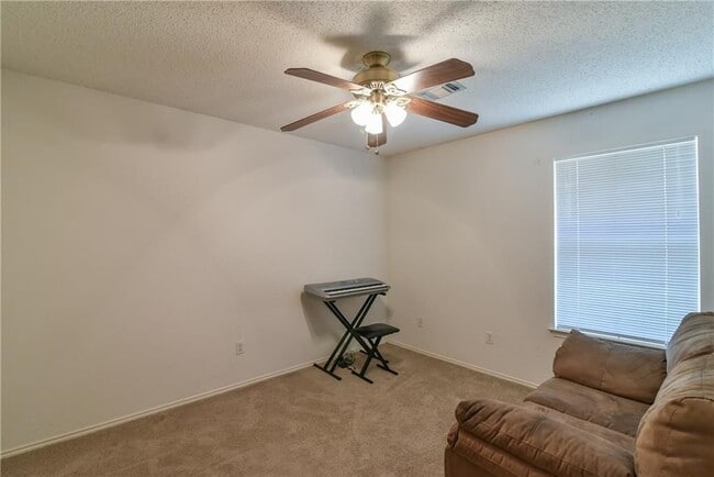 Building Photo - Ready to Move in... Do not miss this house...