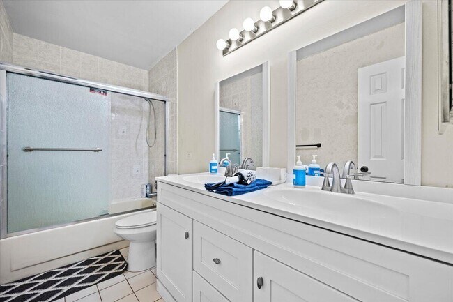 Building Photo - 1602 Montauk Dr