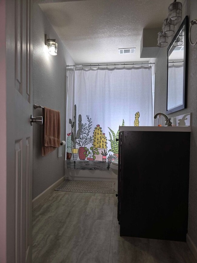 Building Photo - Spacious 5-Bedroom Bi-Level Home Near F.E. Warren AFB!