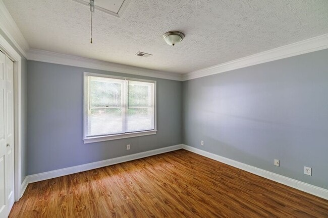 Building Photo - 330 Monty Dr