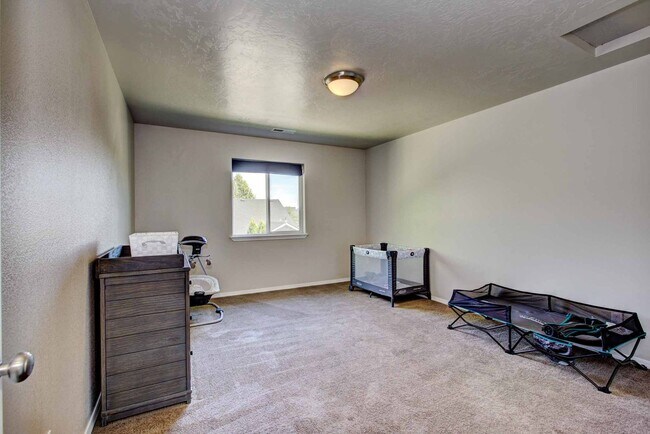 Building Photo - Beautiful 6 bed 2.5 bath home located in t...