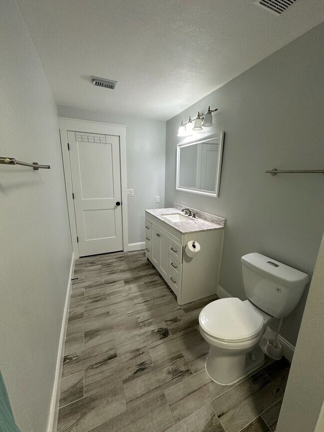 Building Photo - Spacious 4 Bedroom 3 Bath in Southoak