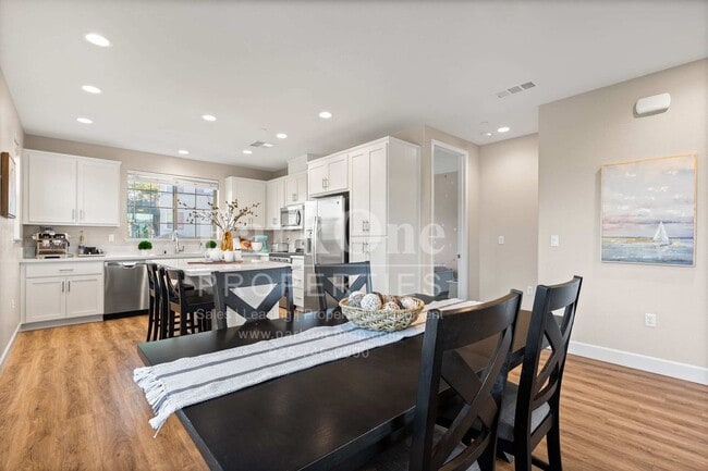 Building Photo - Modern 4-Bedroom Home with Garage in Martinez