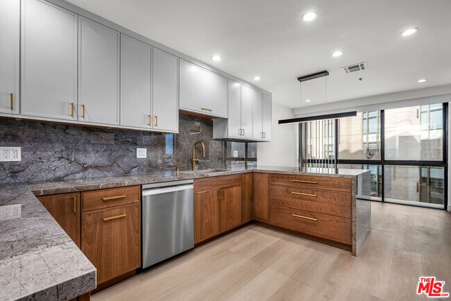 Building Photo - 10790 Wilshire Blvd