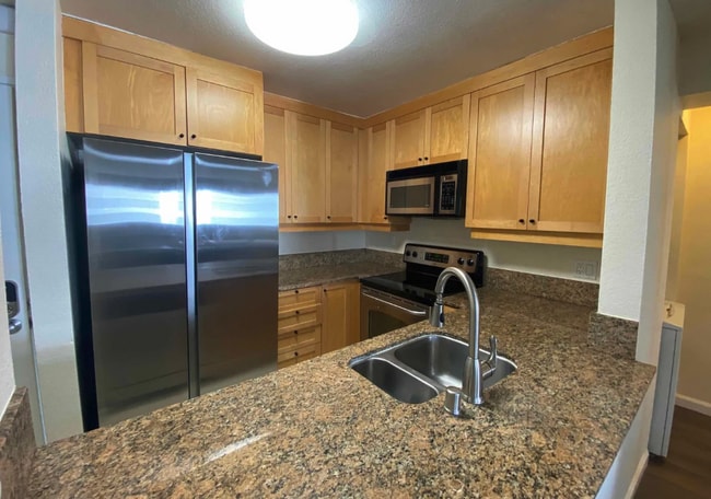 Building Photo - $2,900 - 2 Bedroom, 2 Bathroom Condo in the Heart of UTC La Jolla