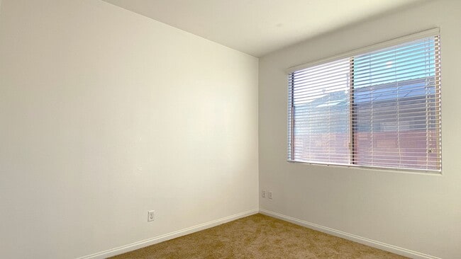 Building Photo - Great single story home 4 beds 3 baths in ...