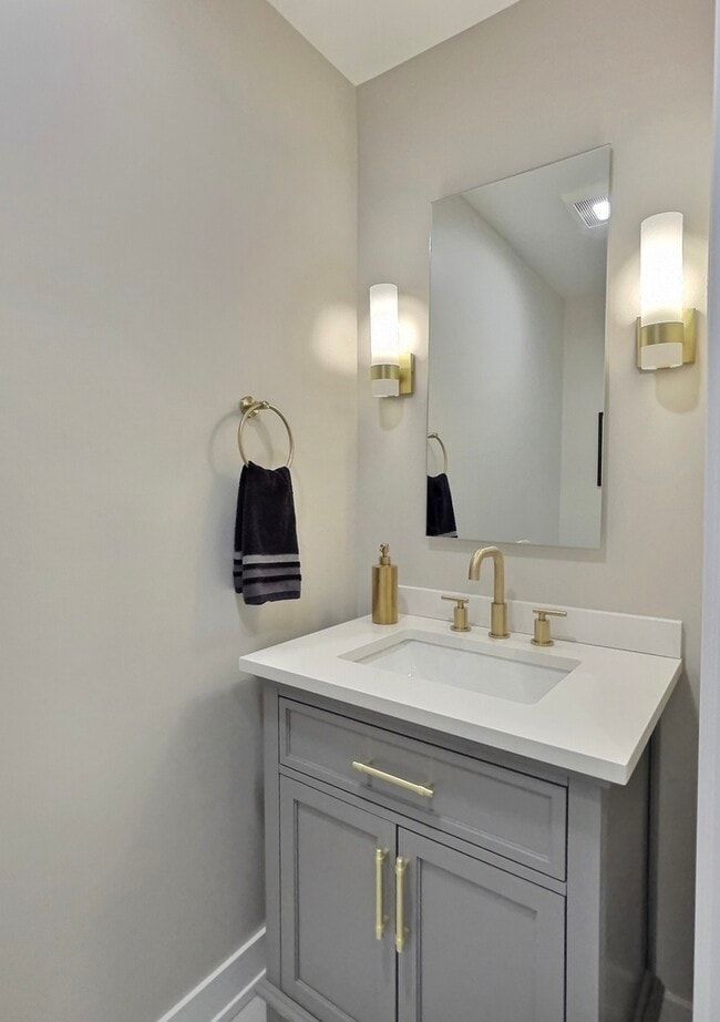 Building Photo - 5245 W Ardmore Ave