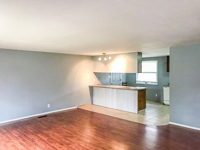 Building Photo - Enclosed Porch