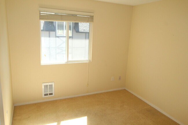 Building Photo - 108 E Weile Ave