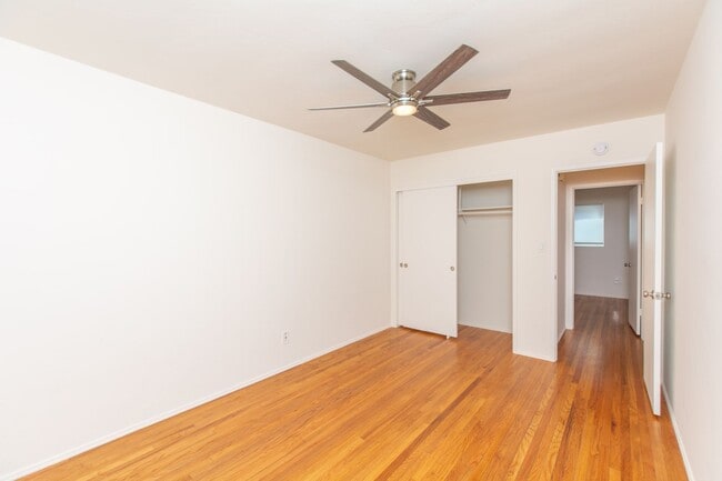 Building Photo - Spacious 2 bedroom / 1 bath home in Pacific Beach / Crown Point!