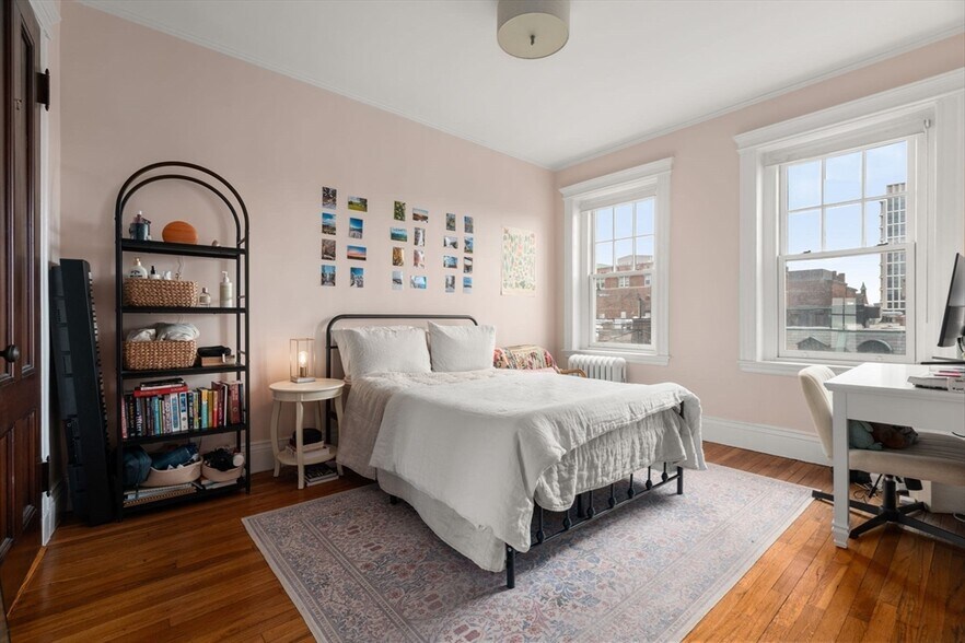 Building Photo - 252 Newbury St
