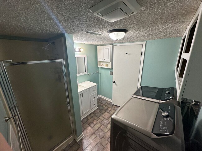 Building Photo - Beautiful 3 Bedroom Home ! Near Mcconnell ...