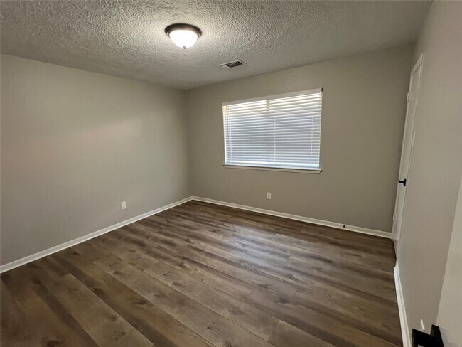 Building Photo - 305 Heathgate Dr