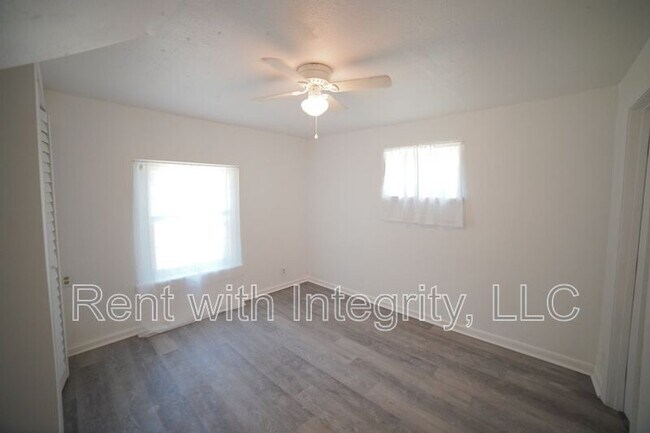 Building Photo - 1118 Louise Dr