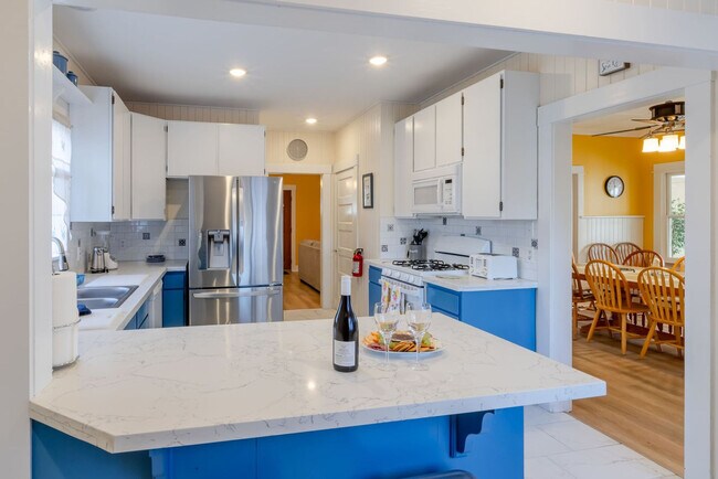 Building Photo - 640 S Columbia St