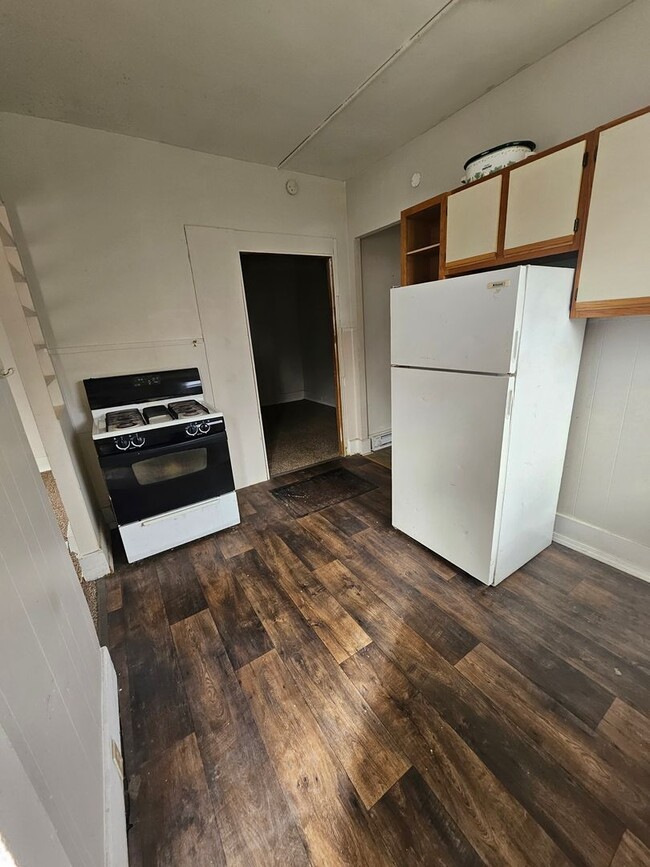 Building Photo - Lower one bedroom unit on east side