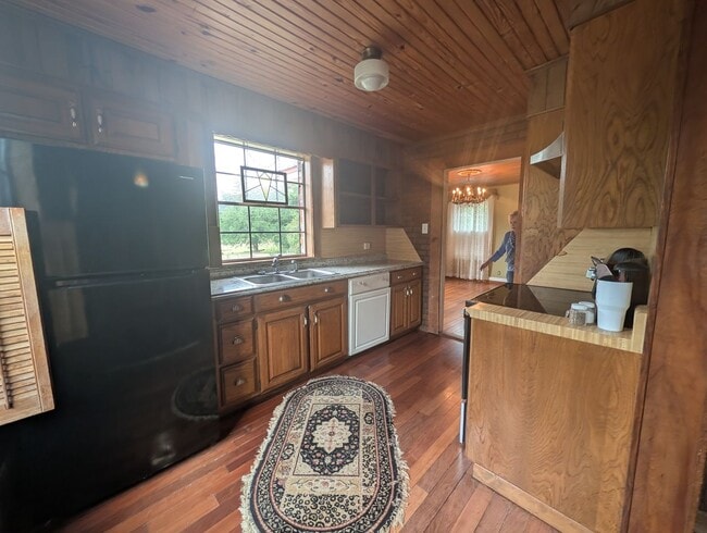 Building Photo - Charming Raindrop Hill Farmhouse on Gibson Lane - All Utilities Included