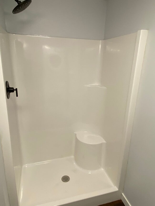 Building Photo - Custom Built Upstairs Private Apartment in...
