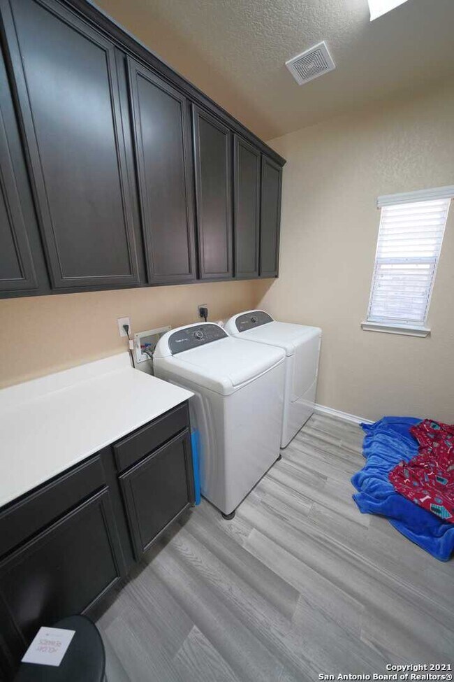 Building Photo - 1323 Kingbird Ct