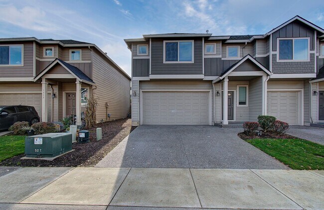 Building Photo - BEAUTIFUL CREEKWOOD TOWNHOME! 3 BR, 2.5 BA