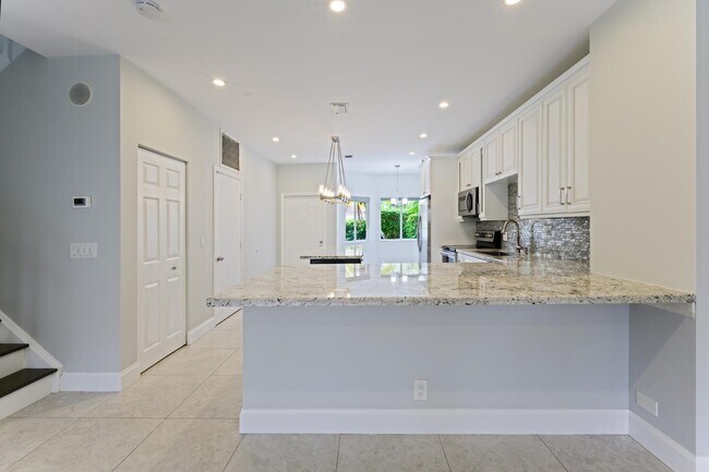 Building Photo - 6817 Via Regina