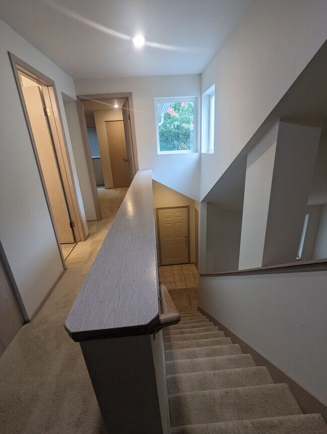 Building Photo - 3-Bedroom Silverdale Ridgetop near Island Lake.