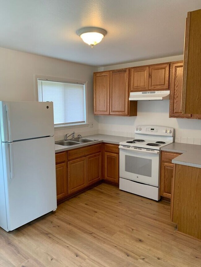 Building Photo - 2 Bedroom, 1 Bath Ranch Style Duplex with ...