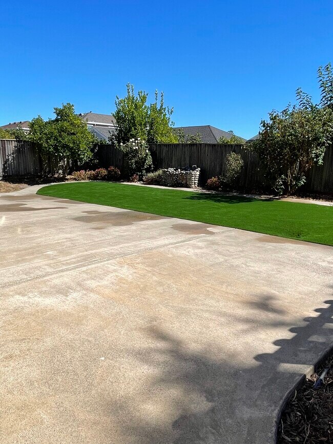 Building Photo - 557 Canyon Meadows Dr