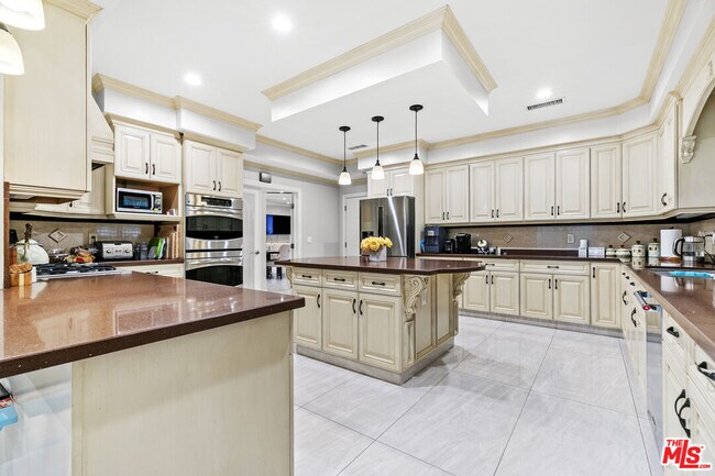 Building Photo - 12643 Archwood St