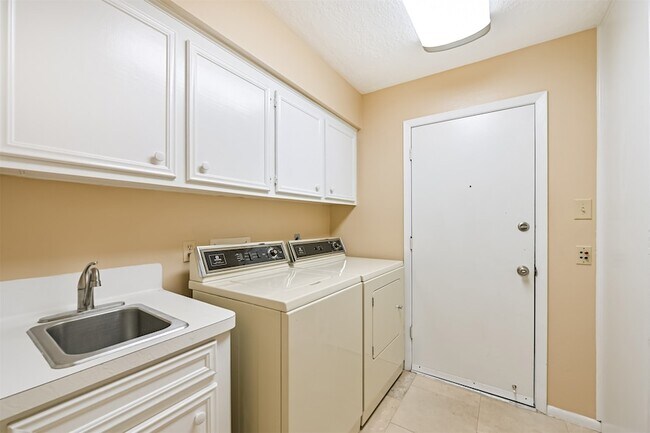 Building Photo - 16040 Dunes Dr