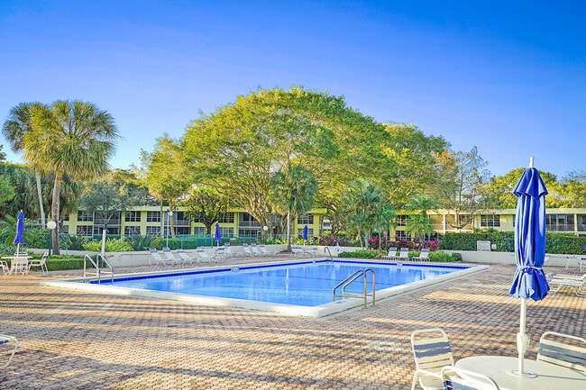 Building Photo - 575 Oaks Ln