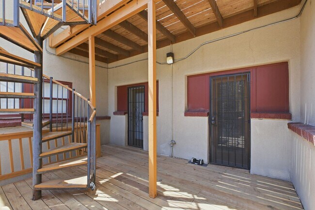 Building Photo - Charming 2-bedroom, 1-bath condo located in the heart of Denver