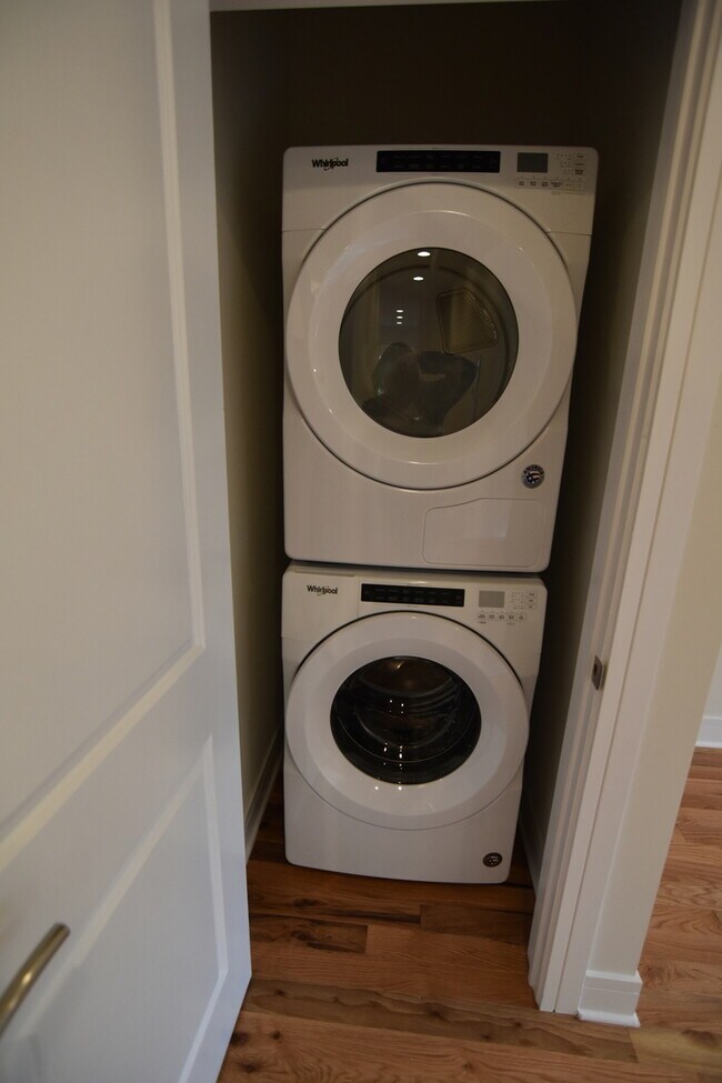 Building Photo - 1161 W Lunt Ave