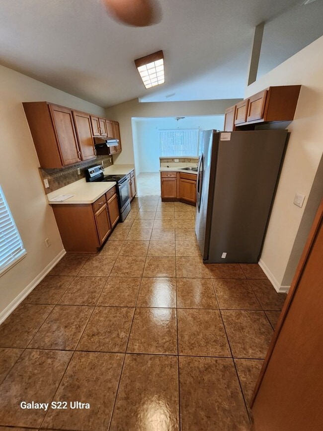 Building Photo - 4 bedroom 2 bath