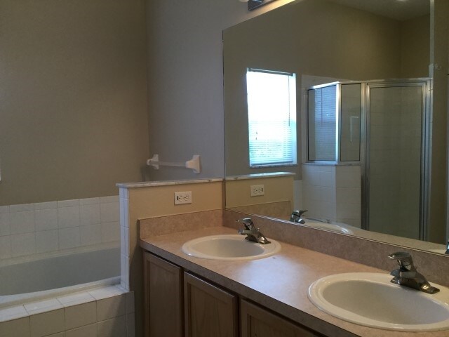 Building Photo - 647 Heraldo Ct