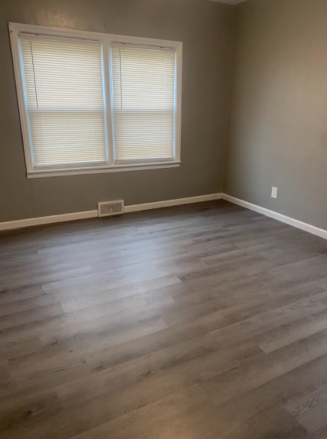 Building Photo - Move in ready 3 bed 1.5 bath renovated hou...