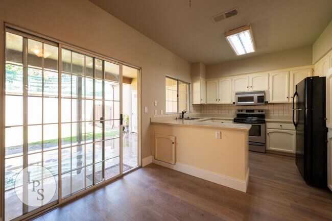 Building Photo - Move in by September 1st and get the rest of August FREE! North Fresno Villa San Marcos Apt, 2BR/...