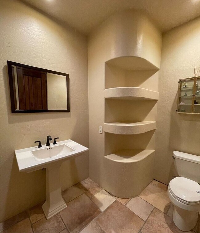 Building Photo - On GOLF COURSE LOT - 3 Bed/3Bath GATED Com...