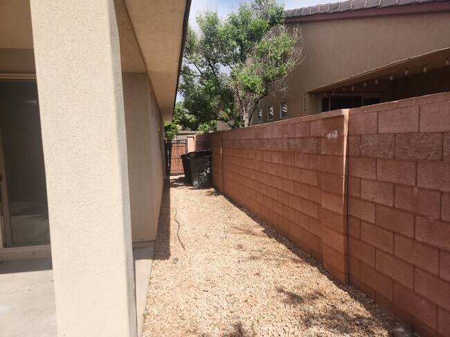 Building Photo - 945 N Slow Creek Ln