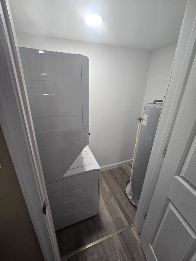 Building Photo - DUPLEX - Remodeled 2 BR in Petersburg