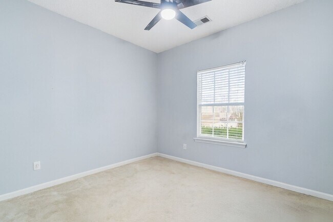 Building Photo - Charming 3BR Home in Richmond Hill with Pond View & Great Location!