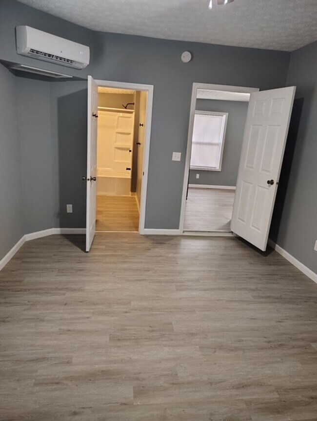 Building Photo - 609 E Mulberry St