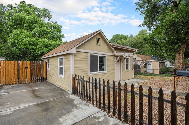 Building Photo - Single Family home, 2 Beds 1 Bath close to...